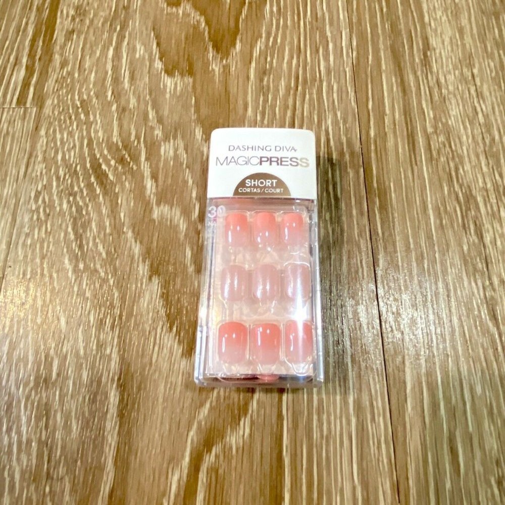 DASHING DIVA Magic Press On Nails Short Length